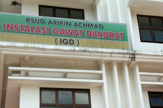Pasien IGD RSUD Arifin Achmad Makin Ramai di Malam Hari