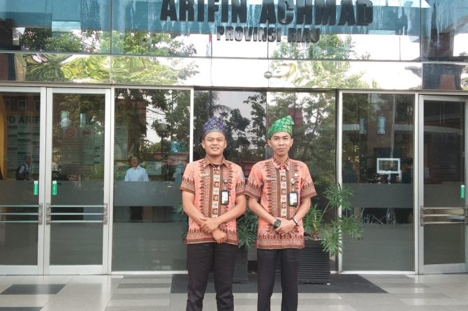 Lestarikan Warisan Budaya, Penyambut Tamu di RSUD Arifin Achmad Kini Pakai Tanjak