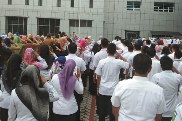 Pembina Upacara RSUD Arifin Achmad Ingatkan Tingkat Kehadiran Peserta