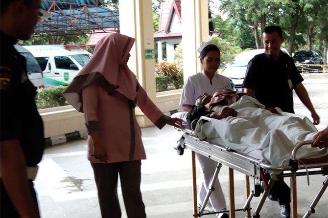 Pasien IGD RSUD Arifin Achmad Membludak Saat Malam, Dua Meninggal