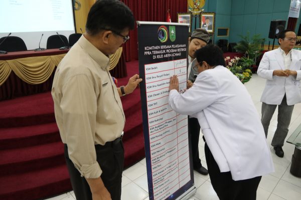 RSUD ARIFIN ACHMAD PROVINSI RIAU LAUNCHING PROGRAM RESTRIKSI ANTIBIOTIK