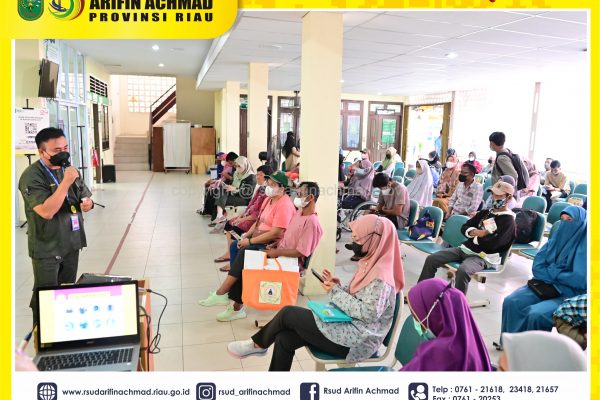 Tingkatkan wawasan tentang TB, Unit PKRS RSUD Arifin Achmad Provinsi Riau gelar penyuluhan kepada pengunjung.