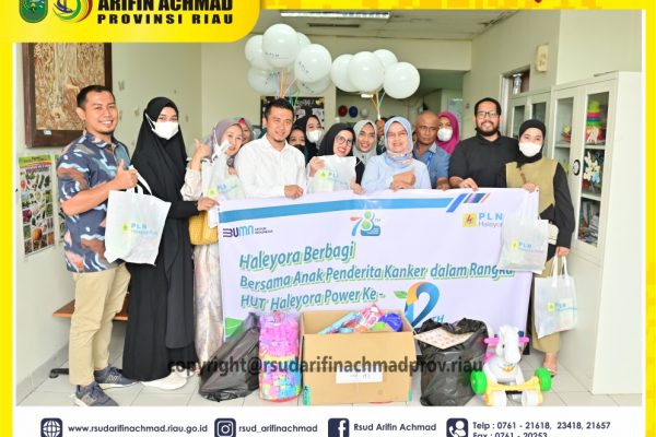 Di beri semangat untuk terus berobat, Pasien Anak RSUD Arifin Achmad Provinsi Riau di kunjungi oleh PT HALEYORA POWER