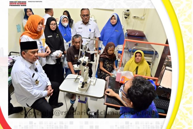 Gubernur Riau dampingi Sumiati (pasien tidak mampu asal Rohil) berobat mata di Poliklinik Mata RSUD Arifin Achmad Provinsi Riau