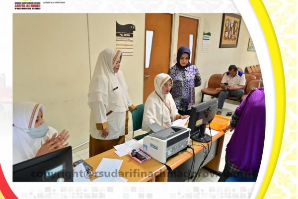Pastikan berjalan lancar, Direktur tinjau pelayanan RSUD Arifin Achmad Provinsi Riau yang buka selama masa libur Lebaran